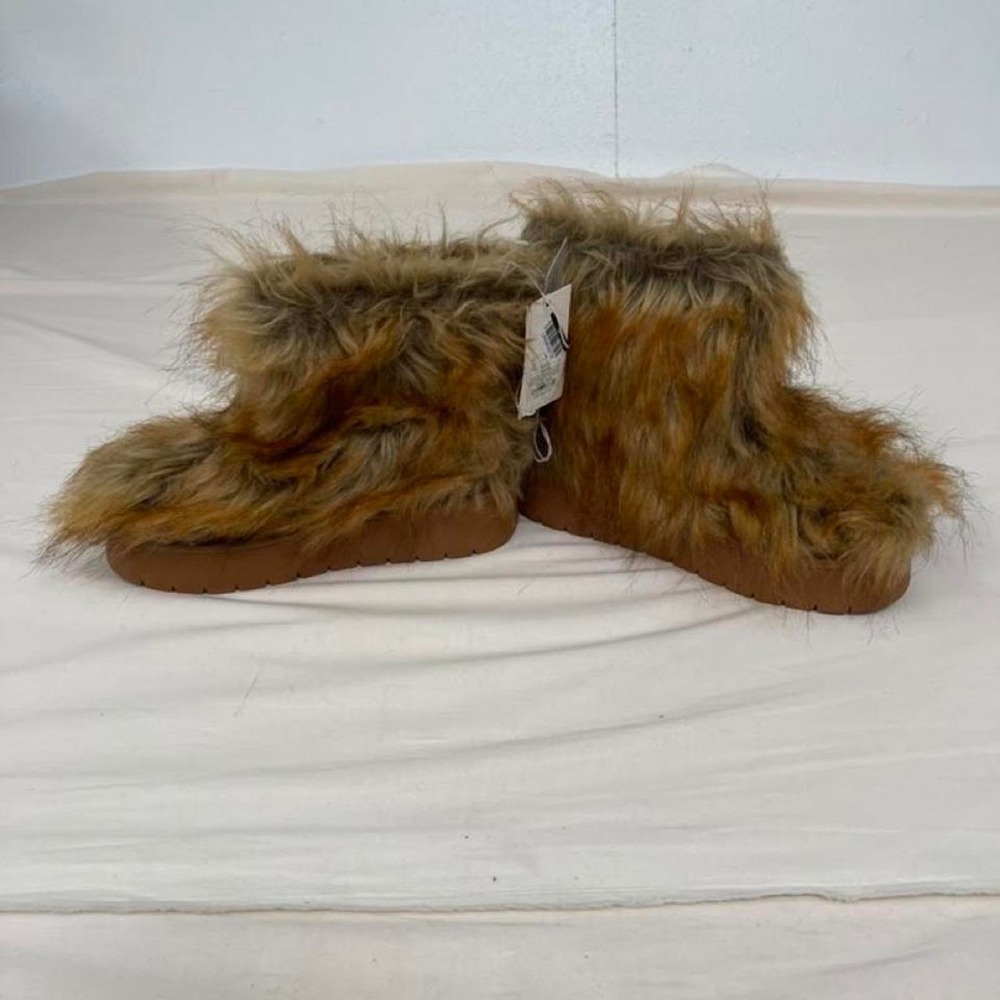 Brown faux fur boots with a boho vibe, size US 9